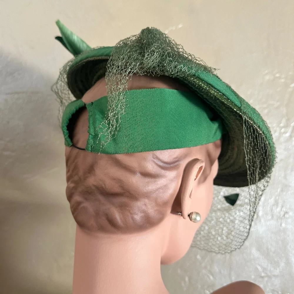 BREATHTAKING 1930s' GREEN STRAW TILT HAT - TWO-TONE FEATHER "WING" + VEIL - Picture 5 of 11